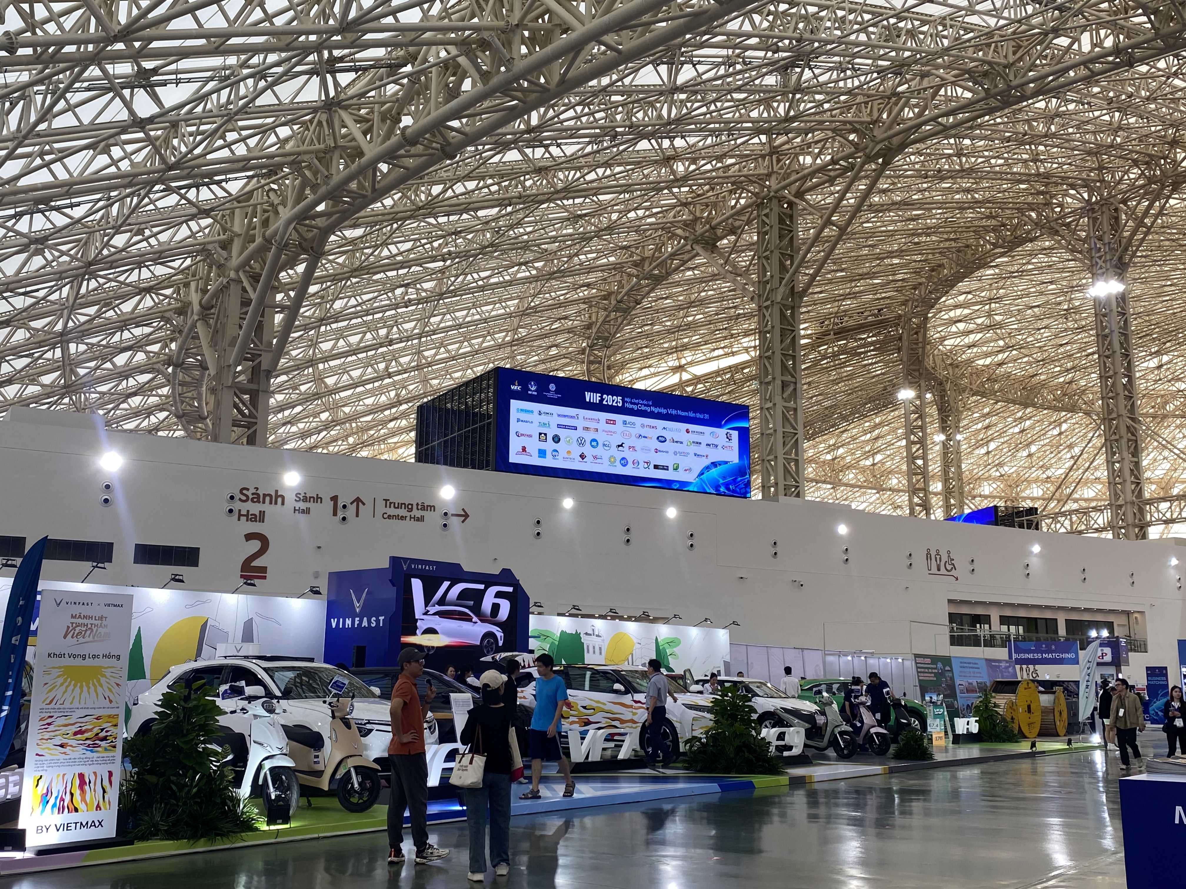 Digital map navigation